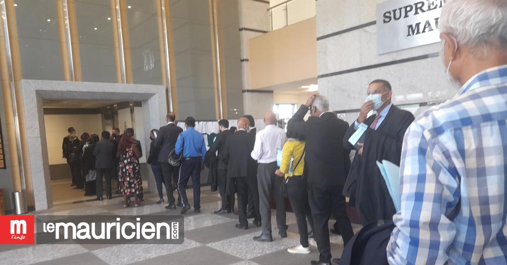 New Supreme Court – Au quotidien : Une queue à n’en point finir devant les ascenseurs