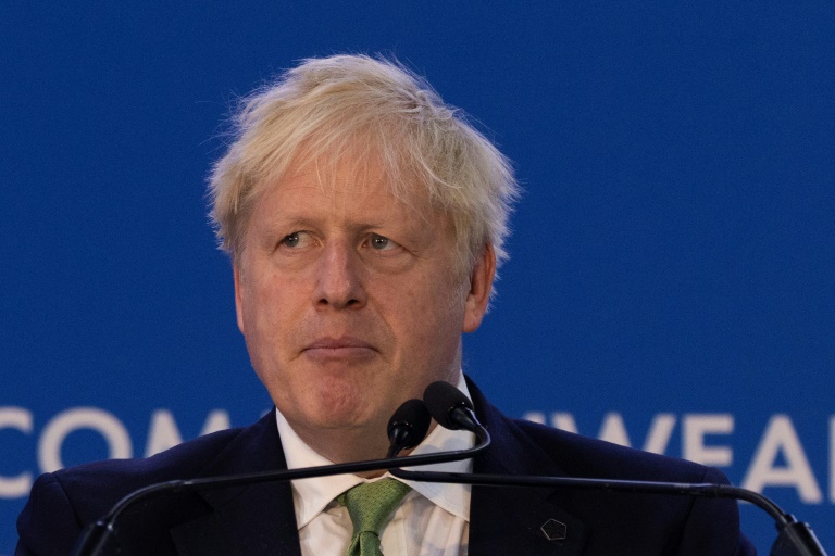 Boris Johnson humilié mais déterminé à « continuer » après des défaites électorales