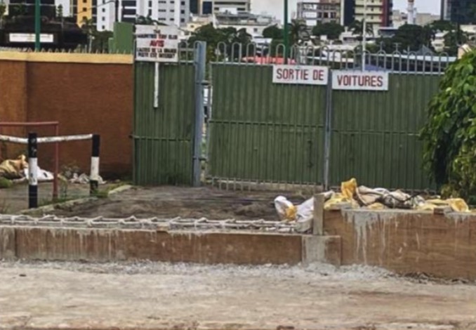 Un muret bloque la sortie de secours du Champ-de-Mars