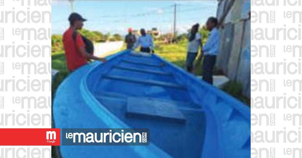 Rodrigues – Projet Canot : le 1er bénéficiaire réceptionne son bateau en fibre de verre