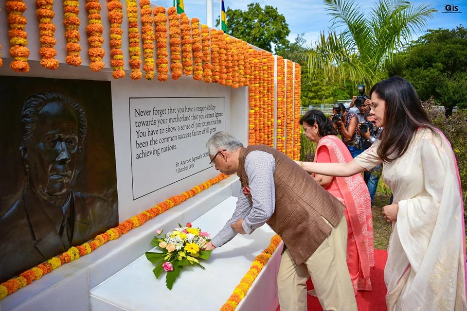 Jardin de Pamplemousses : dépôt de gerbes pour commémorer la naissance de Sir Anerood